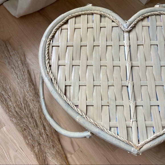 Large Wicker Heart Basket | Bamboo handles - Picture 10 of 11